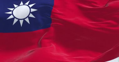 Rüzgarda dalgalanan Tayvan bayrağının yakın çekimi. Mavi dikdörtgen üzerinde 12 vatozlu beyaz güneşli kırmızı bayrak. Kusursuz 3 boyutlu animasyon. Yavaş çekim döngüsü. Seçici odak