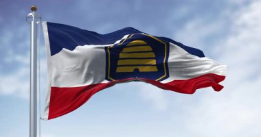 Utah Arı Kovanı Bayrağı açık havada dalgalanıyor. Kusursuz 3 boyutlu animasyon. Yavaş çekim döngüsü. Seçici odak