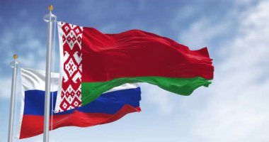 Beyaz Rusya ve Rusya açık bir gökyüzünün altında yan yana dalgalanan bayraklar. Diplomasi, ortaklık ve uluslararası ilişkiler konuları için mükemmel. Kusursuz 3 boyutlu animasyon. Yavaş çekim döngüsü. Seçici odak