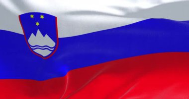 Slovenya ulusal bayrağının rüzgarda dalgalanmasına yakın çekim. Üç eşit yatay beyaz, mavi ve kırmızı şeritli, ulusal armalı. Kusursuz 3 boyutlu animasyon. Yavaş çekim döngüsü. Seçici odak