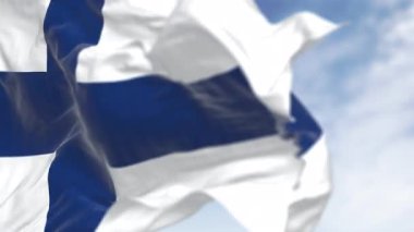 Finlandiya ulusal bayrağına yakın plan, beyaz arka planda mavi bir İskandinav haçı, pürüzsüz 3d canlandırma. Yavaş çekim döngüsü. Seçici odak