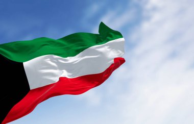 Kuveyt ulusal bayrağı rüzgarda dalgalanıyor. Yatay şeritler yeşil, beyaz ve kırmızı, sol tarafında siyah bir trapezoid var. 3D illüstrasyon canlandırıcı. Dalgalanan kumaş