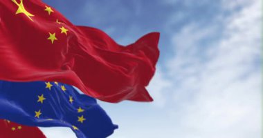 Çin ve Avrupa Birliği bayrakları açık mavi gökyüzüne karşı dalgalanıyor. Kusursuz 3 boyutlu animasyon. Yavaş çekim döngüsü. Seçici odak