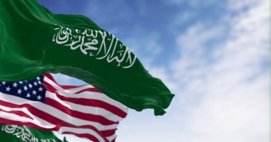 Suudi Arabistan ve Amerika Birleşik Devletleri bayraklarının 3D görüntüsü. Doğu ve Batı arasındaki uluslararası kimlik, vatanseverlik ve kültürel birliğin sembolü