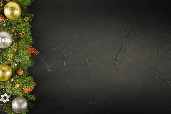 モミの枝 コーンとボールとクリスマスブラックの背景 — ストック写真