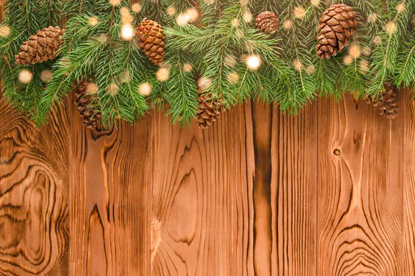 Boże Narodzenie Drewniane Tło Gałązek Jodły Szyszki Rozmycia Bokeh — Zdjęcie stockowe