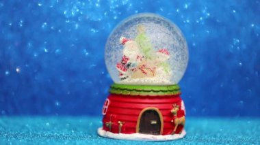 mavi arka planda defocus bokeh karlı noel balosu