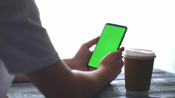 Hålla Telefon Med Grön Skärm — Stockvideo