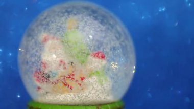 mavi arka planda defocus bokeh karlı noel balosu