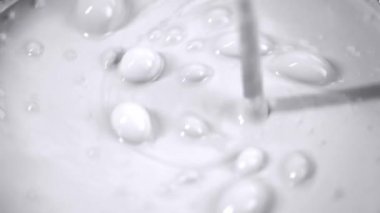 İnşaat mikseri beyaz boyayla baloncukları karıştırıyor