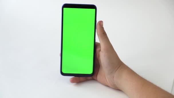 Nelle Mani Telefono Con Uno Schermo Verde Uno Sfondo Chiaro — Video Stock
