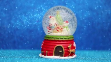 mavi arka planda defocus bokeh karlı noel balosu