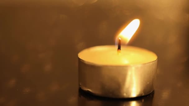 Kerze Aus Nächster Nähe Auf Dunklem Hintergrund — Stockvideo