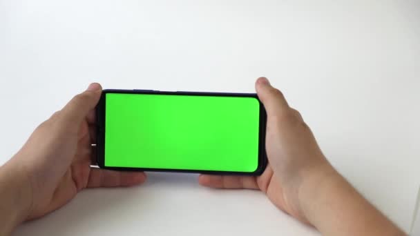Στα Χέρια Ενός Τηλεφώνου Πράσινη Οθόνη Φόντο Φωτός — Αρχείο Βίντεο