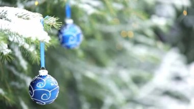 Kar mavisi Noel balosuyla Noel ağacında