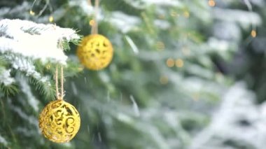 Altın süsler ve Noel ağaçlarındaki Bokeh çelenkleri