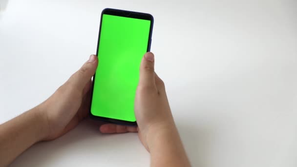 Rękach Telefonu Zielonym Ekranem Jasnym Tle — Wideo stockowe