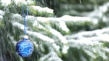 Kar mavisi Noel balosuyla Noel ağacında