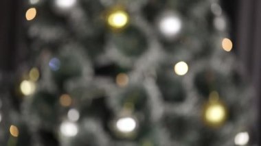 Karanlık arka plandaki noel ışığı söndü