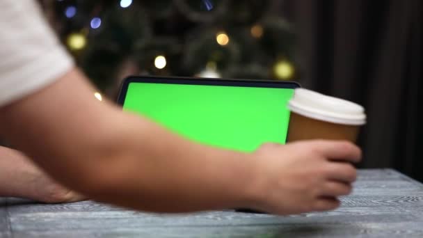 Планшет Зеленим Екраном Руках Поруч Склянкою Кави Різдвяному Фоні — стокове відео