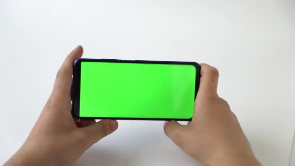 Rukou Telefonu Zelenou Obrazovkou Světlém Pozadí — Stock video