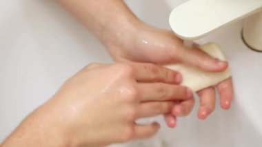 Ellerini sabunla yıka.
