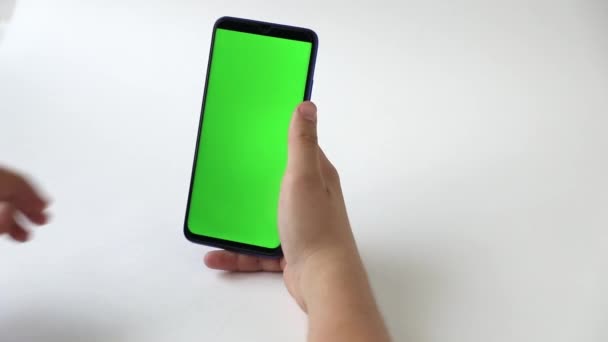 Nelle Mani Telefono Con Uno Schermo Verde Uno Sfondo Chiaro — Video Stock