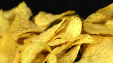 patates cipsi karanlık bir arka plan üzerinde