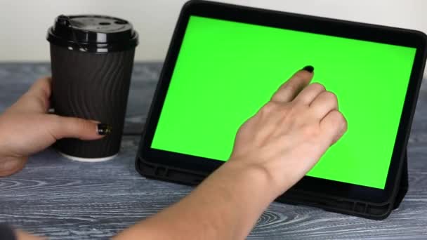 Жіночі Руки Пальцем Зеленому Екрані Планшета — стокове відео