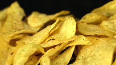 patates cipsi karanlık bir arka plan üzerinde