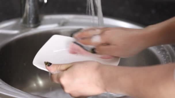Perempuan Tangan Mencuci Piring Putih Dengan Busa Bawah Air Yang — Stok Video