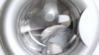 Çamaşır makinesinde açık renkli çamaşır yıkamak.