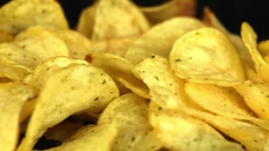 patates cipsi karanlık bir arka plan üzerinde