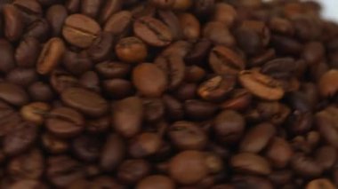 Kavrulmuş kahve çekirdekleri yakın.