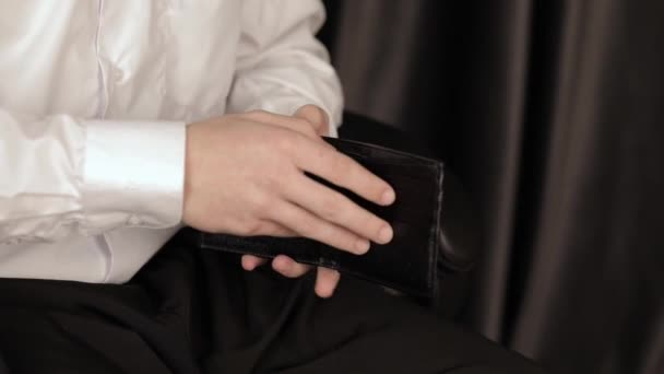 Mannelijke Handen Met Een Portemonnee Met Dollars — Stockvideo
