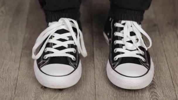Fötter Svarta Sneakers Stampa Golvet — Stockvideo