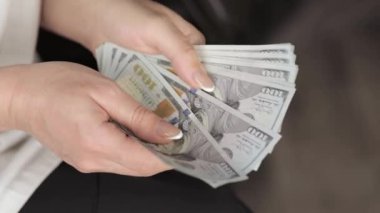 Kadın eli dolar banknotları sayar