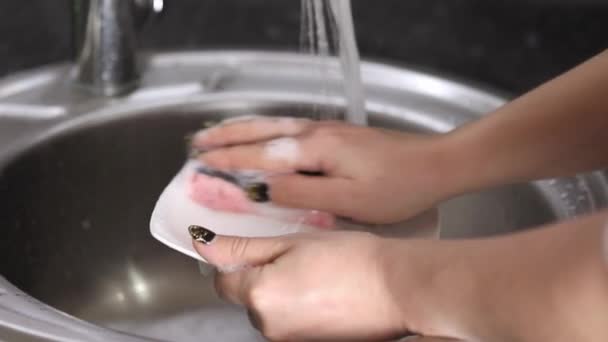 Perempuan Tangan Mencuci Piring Putih Dengan Busa Bawah Air Yang — Stok Video
