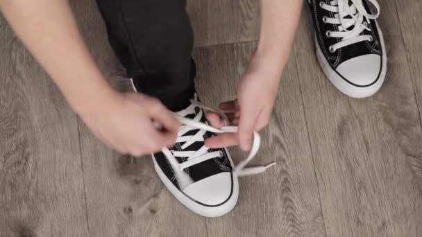 男士们的手把鞋带绑在运动鞋上 — 图库视频影像
