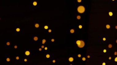 Koyu arkaplanda şenlikli sarı sönmüş ışık