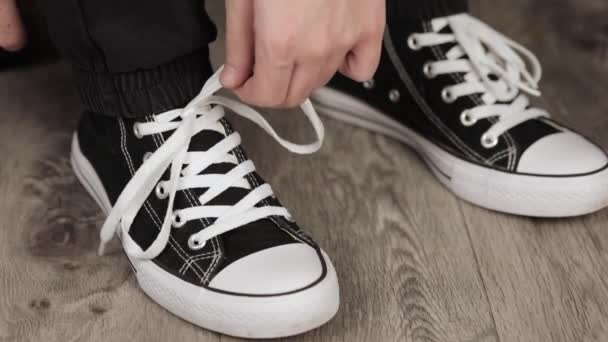 スニーカーに靴ひもを結ぶ男性の手 — ストック動画
