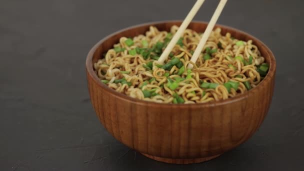 Chopsticks Λαμβάνουν Noodles Από Ένα Ξύλινο Μπολ — Αρχείο Βίντεο