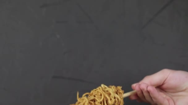Chopsticks Πάρει Noodles Κοντά — Αρχείο Βίντεο