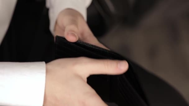 Mãos Masculinas Segurando Uma Carteira Com Dólares — Vídeo de Stock