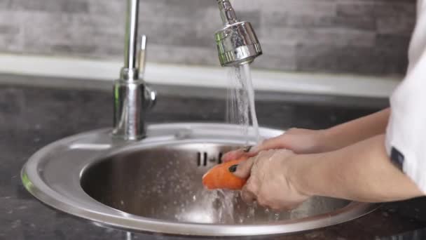 Female Hands Peeling Peel Carrot Close — Vídeo de Stock