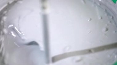 İnşaat mikseri beyaz boyayla baloncukları karıştırıyor