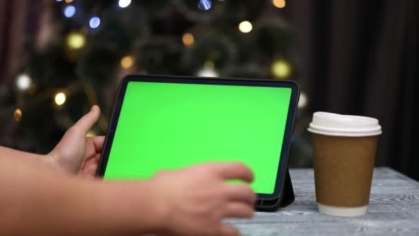 Табличка Зеленым Экраном Руках Рядом Стаканом Кофе Малом Фоне — стоковое видео