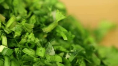 Salata için doğranmış yeşil soğan ve doru kuş.