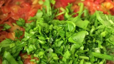 Ot ve buharla pişirilmiş sebzeler.