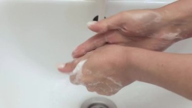 Ellerini sabunla yıka.